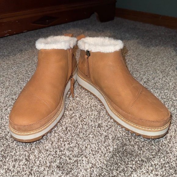 TOMS fuzzy boots - Picture 1 of 3